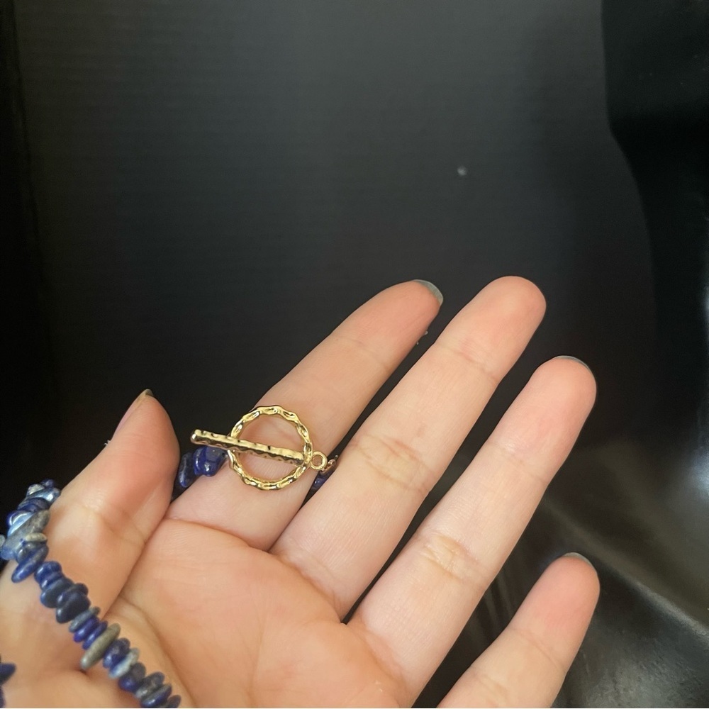 Lápiz lazuli beaded gold tone toggle necklace - Picture 5 of 5